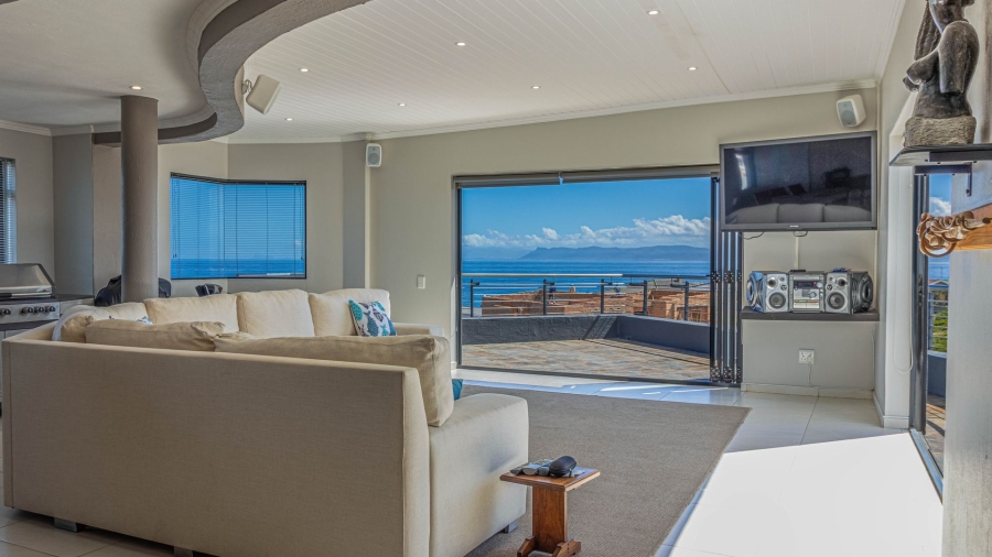 4 Bedroom Property for Sale in Perlemoenbaai Western Cape